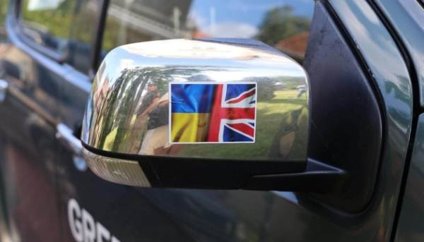 Британські аграрії надали українським оборонцям 20 позашляховиків, генератори та медичні засоби.