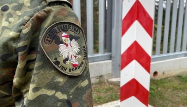 З Польщі депортували громадянина України, який спричинив зупинку метро у Варшаві, кинувши рюкзак на рейки.