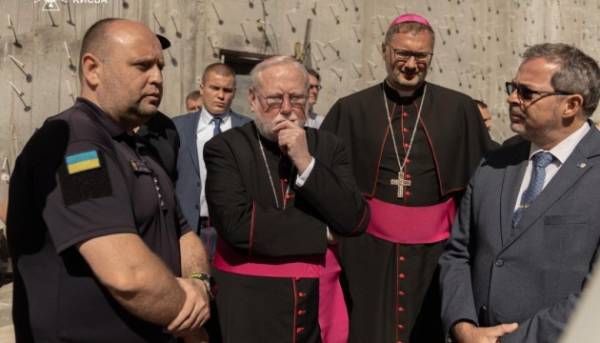 Представник Папи Лева XIV відвідав місце російського обстрілу в Києві