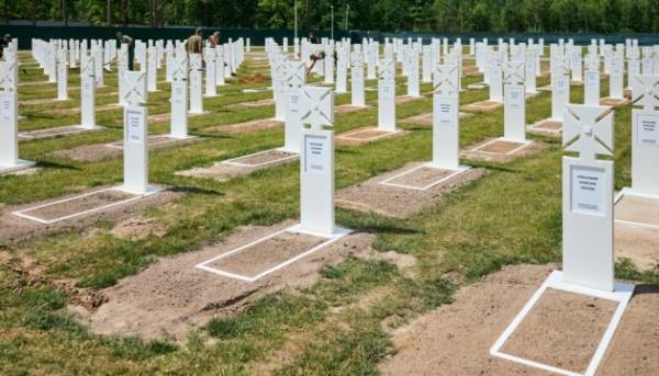 Реконструкція на Національному військовому меморіальному кладовищі завершена після сильних дощів.
