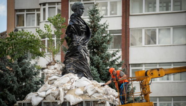 Демонтаж захисних споруд біля пам’ятника Лесі Українці розпочався у Києві