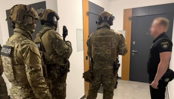 Українські та чеські правоохоронці викрили схему шахрайства, якою обманами позбавляли грошей іноземців.