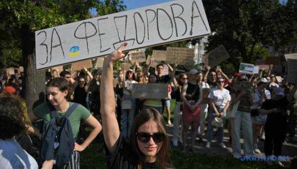 У столиці та місті Львів громадяни виступають проти відсторонення Федорова.