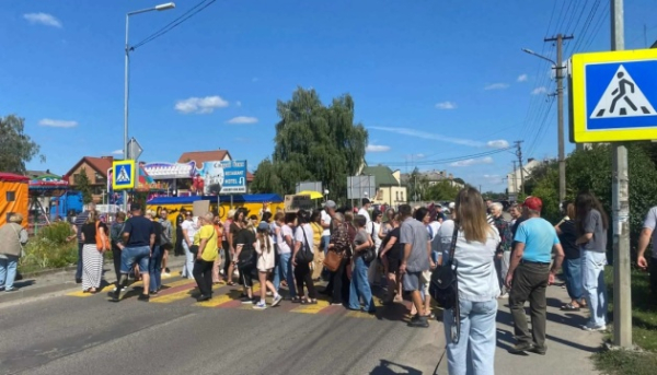 Мешканці Рави-Руської блокують шлях до державного кордону, виступаючи проти роботи місцевого спиртзаводу.