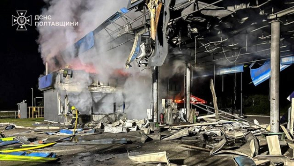 Усі автозаправні станції на шляху з Харкова до Полтави зруйновано Російською Федерацією, заявив депутат обласної ради.