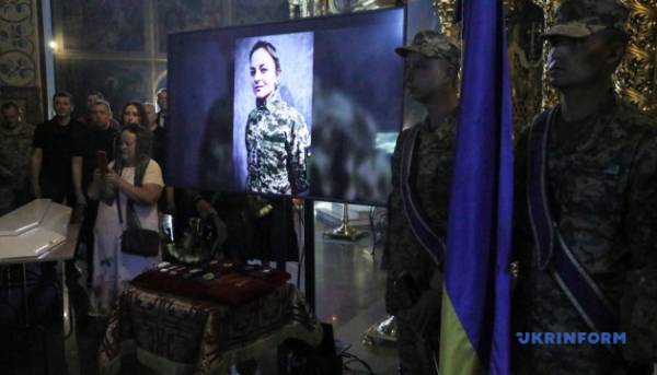 У столиці відбулася церемонія прощання з прессекретаркою Управління державної охорони Валентиною Савіцькою, яка трагічно загинула внаслідок російської атаки.