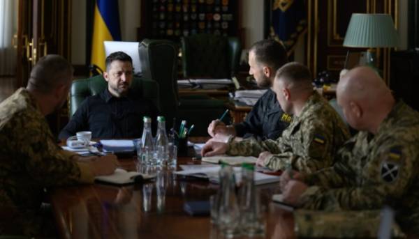 Володимир Зеленський провів переговори з воєначальниками щодо протидії ракетним ударам та планованих Генеральним штабом змін на передовій.