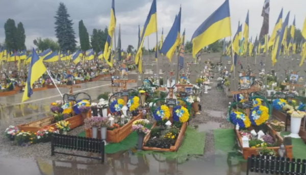 Сильна злива в Тернополі призвела до затоплення могил військових на Пантеоні Героїв.