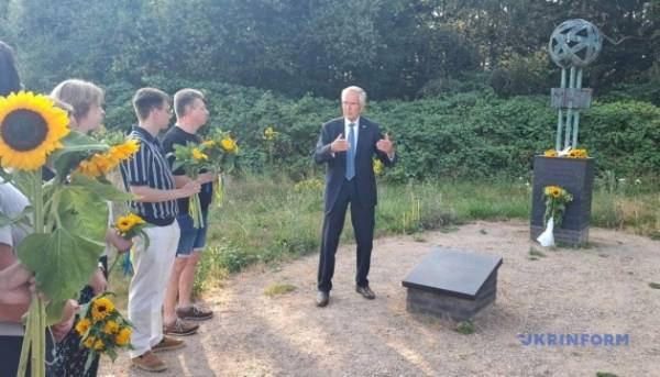 Українці вшанували пам’ять жертв катастрофи MH17 у нідерландському місті Ейндговен.