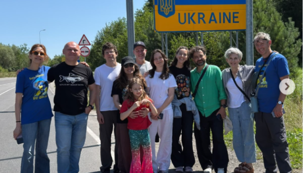 Відомий голлівудський актор Джессі Айзенберг допомагає на Львівщині