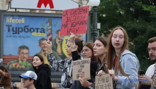 У столиці та інших містах шостий день поспіль не вщухають протести.