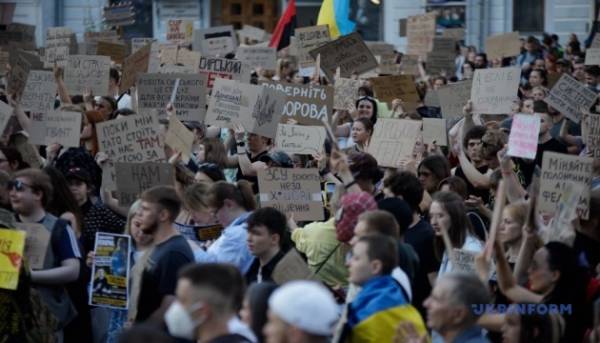 В столиці та інших населених пунктах вже п’яту добу не припиняються мітинги.