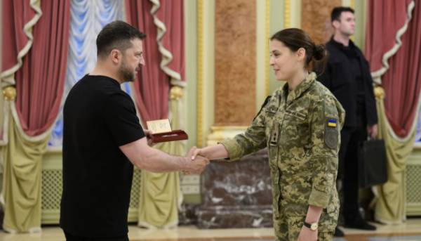 Перед Днем працівника охорони здоров’я Зеленський нагородив лікарів та військових медиків державними відзнаками