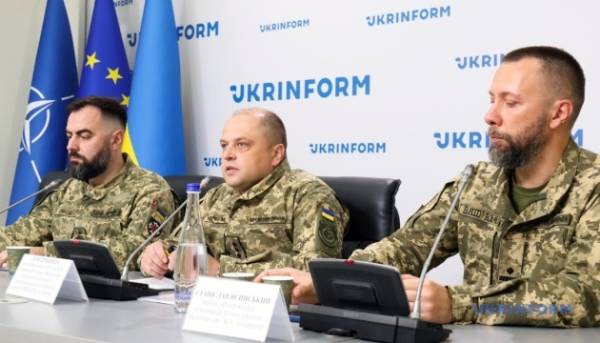 Українські військові повідомляють про серйозну нестачу медичного персоналу, зокрема бойових медиків та хірургів.