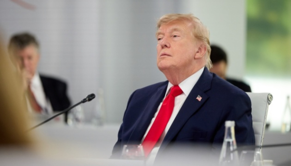 Трамп загрожує ввести нові мита для Європи, реагуючи на штраф, накладений на Google у розмірі 1 мільярда доларів.