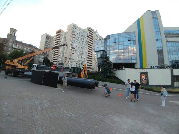 Комунальники привезли під Голосіївську райдержадміністрацію труби, щоб проілюструвати масштаб запланованих робіт