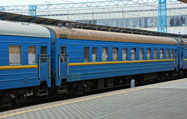 Обстріли РФ спричинили затримки потягів в Україні до 17 годин