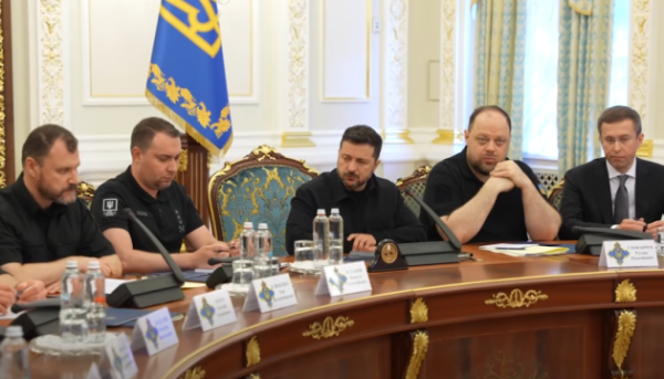 За словами Зеленського, зменшення кількості ракет для протиповітряної оборони, які надають партнери, може бути спробою змусити Україну піти на поступки.