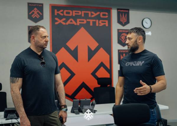 Жадан порівняв Єрмака з Медведчуком, критикуючи співпрацю з Хартією