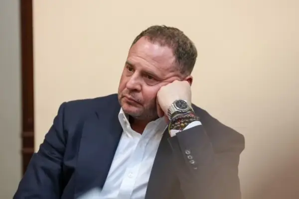Суд скасував частину обмежень для Єрмака, зберігши електронний браслет