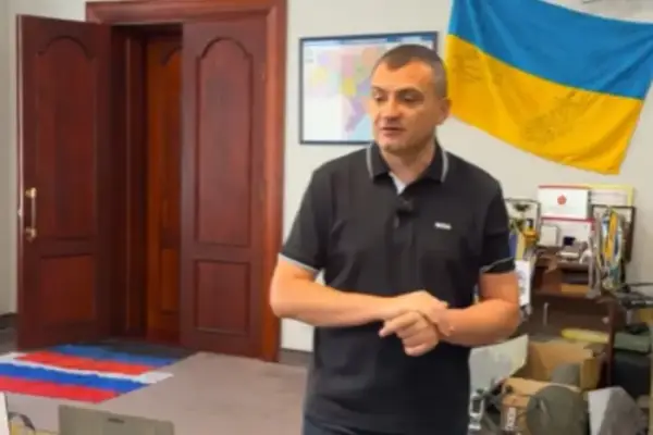 Хмельницький мер перетворив кабінет на плацдарм: замість килимків – триколори окупантів