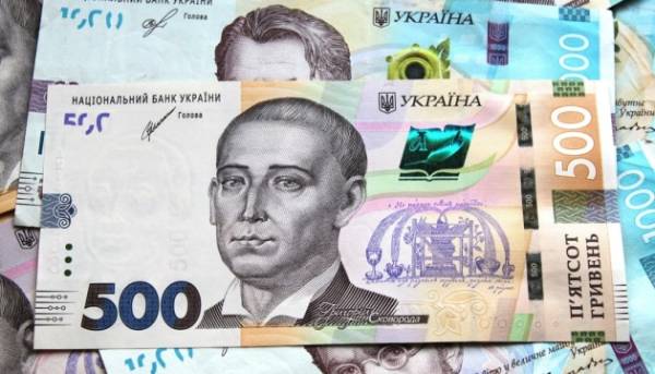 Середня зарплата українців у липні впала: що спричинило тенденцію