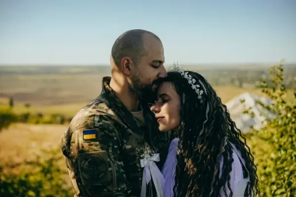 Краматорськ: пара обвінчалася під свист куль на головній площі міста