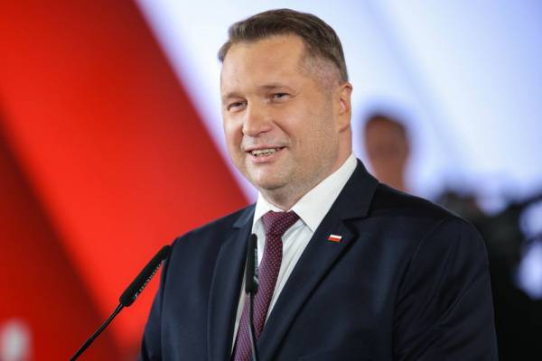 Пшемислав Чарнек, кандидат у прем’єр-міністри від партії «Право і справедливість» на парламентських виборах у Польщі 2027 року, виступає на з’їзді партії у Кракові, 7 березня 2026 року.