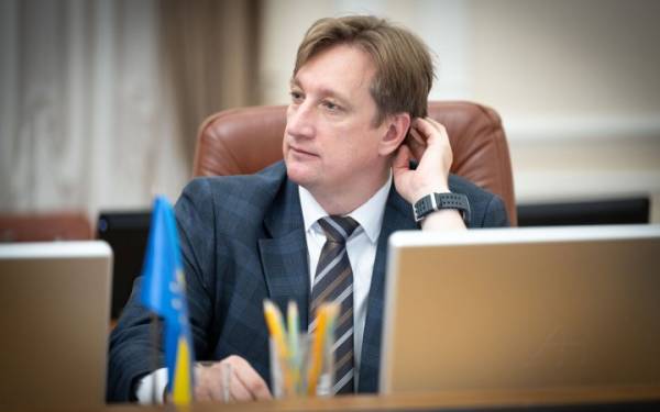 Навчальний рік в Україні розпочнеться вчасно, зарплати вчителів зростуть на 20%
