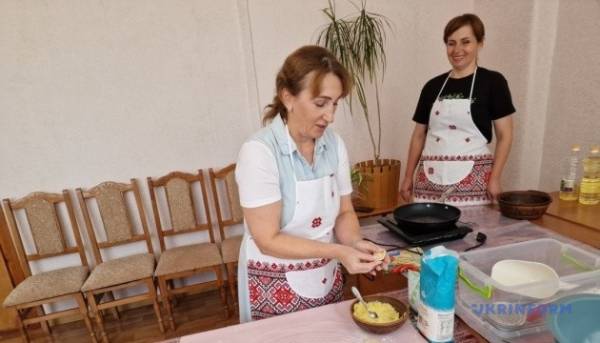 Одарка готувала шпачки, а Карасю?