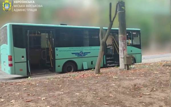 Четверо людей постраждали внаслідок атаки російського дрона на автобус у Херсоні