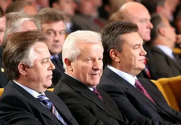 <i>Партія регіонів спочатку купувала комуністів, а потім зрозуміла, що може обходитися без них, каже Рябчук.&amp;nbsp;</i><i>На знімку&amp;nbsp;</i>оголошення про створення «антикризової коаліції», Київ, 27 липня 2006 року<i>, з</i>ліва направо: керівник КПУ Петро Симоненко, СПУ — Олександр Мороз та ПР —Віктор Янукович після <i>підписання парламентської коаліції</i>. 