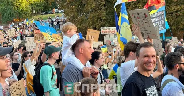 У Києві відбувається мирна хода за повернення Михайла Федорова на посаду міністра оборони