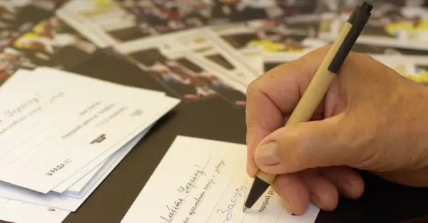 Ukraine WOW та "Повернись живим" відтворили тисячею копій Прапор Незалежності 1991 року на підтримку ЗСУ