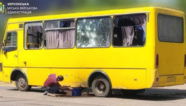 Російські сили атакували безпілотником автобус у Херсоні, постраждали п’ять осіб.
