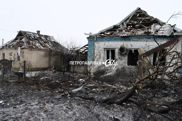 Зруйновані окупантами будинки цивільних мешканців Петропавлівки