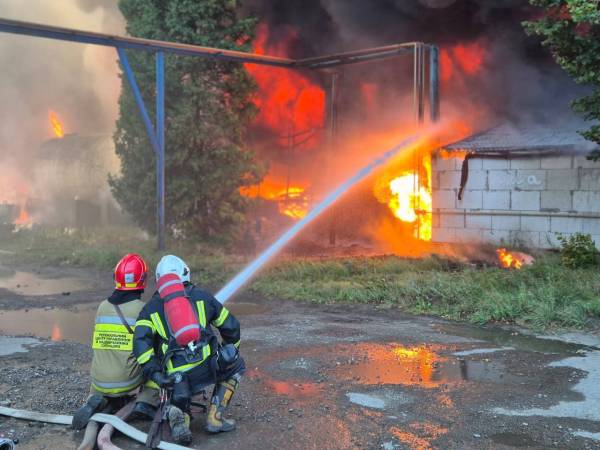 Рятувальники на місці пожежі