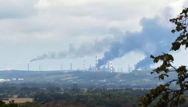 На нафтопереробному заводі «Башнефть-Уфанефтехім» в Росії виникла пожежа після атаки безпілотників.
