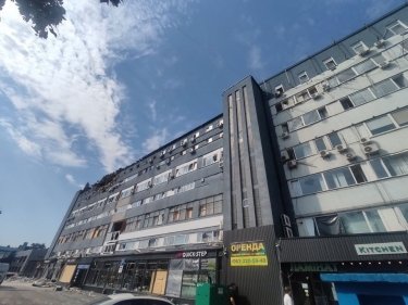 Фото 4 — Російська атака пошкодила офіс і склад видавництва BookChef у Києві (ФОТО)