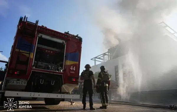 У Києві загорівся бізнес-центр від уламків БпЛА