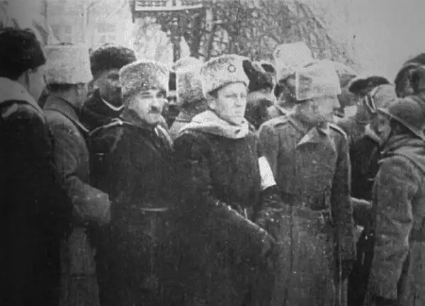 Головний отаман військ УНР Симон Петлюра (у центрі) і командир корпусу Січових стрільців Євген Коновалець (праворуч від нього) під час проголошення Акта злуки на Софійській площі в Києві. 22 січня 1919 року