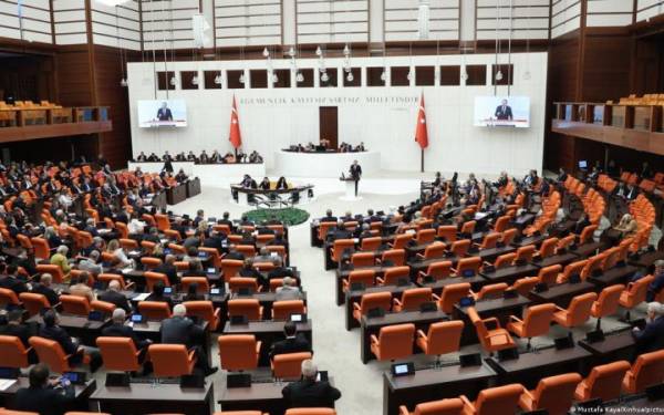 Парламент Туреччини схвалив програму реінтеграції ексбойовиків PKK