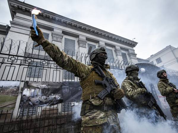 Учасники акції біля посольства Росії в Києві в річницю повномасштабного вторгнення 