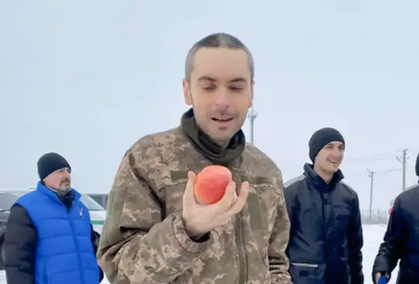 Максим Колєсніков, колишній ресторатор, ветеран ЗСУ, одразу після звільнення з російського полону, де він дивиться на перше за11 місяців свіже яблуко.&amp;nbsp;