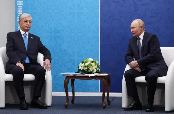 Президент Казахстану Токаєв і президент РФ Путін на полях Форуму міжрегіональної співпраці Росії та Казахстану в Омську, 25 липня 2026 року.
