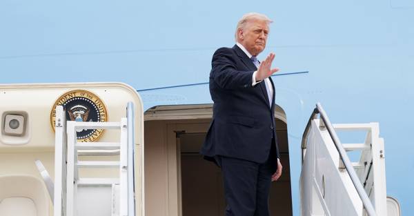 Трампа пересадили в інший літак і вивезли з саміту НАТО