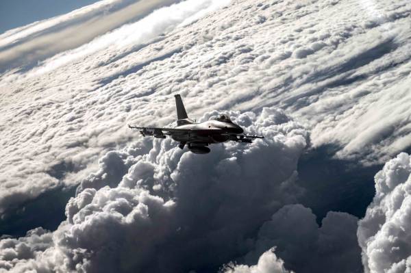 Румунські F-16 підняли в небо після падіння дрона в Чорному морі