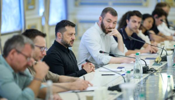 Україна атакує лише військові аеродроми, а не цивільну авіацію – Зеленський