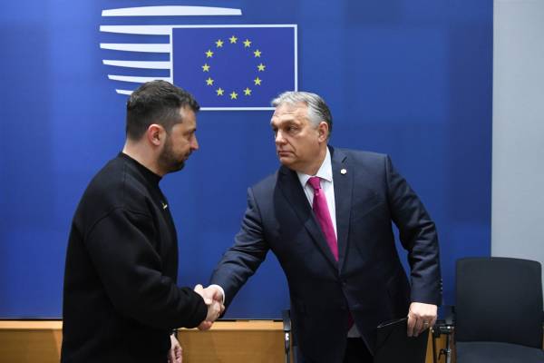 Президент України Володимир Зеленський і прем'єр-міністр Угорщини Віктор Орбан під час саміту лідерів Євросоюзу у Брюсселі