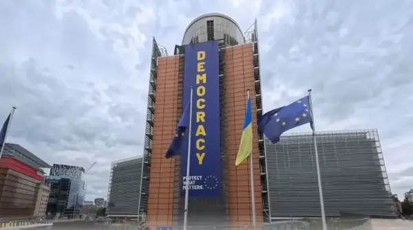 У Брюсселі біля Єврокомісії замайорів прапор України